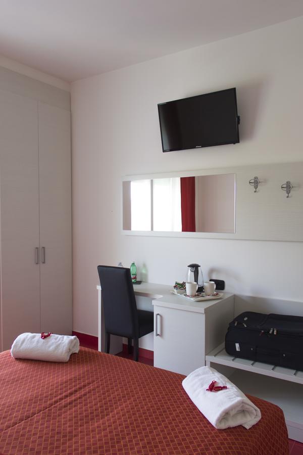 Hotel Villa Chiara 泰拉奇纳 外观 照片